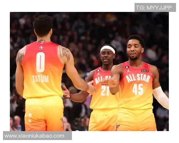 华子赛前展示全明星MVP奖杯，主场球迷欢呼